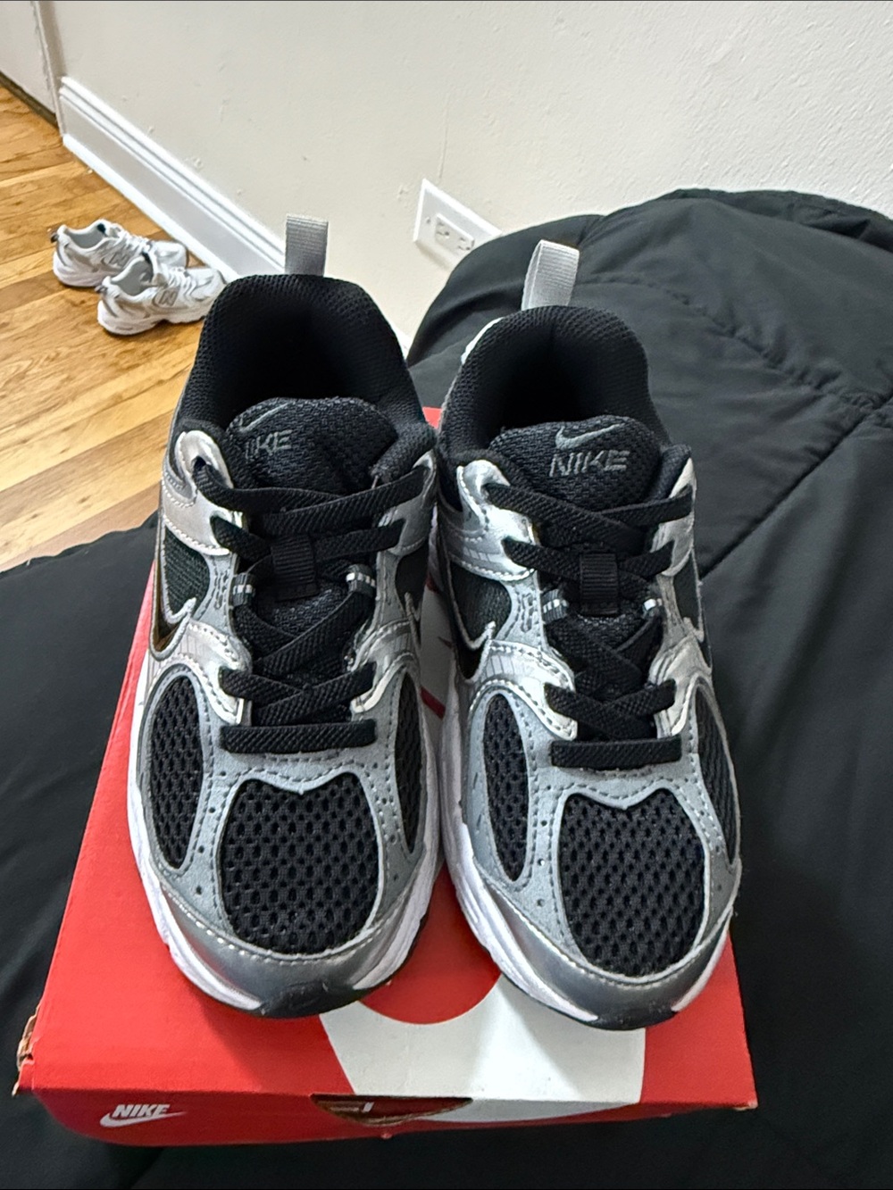 Nike Kids' Black and Silver Athletic Sneakers nike v5 RNR - Picture 3 of 7